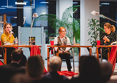Åsa Larsson (Mitte) brachte zum Krimifestival in der Kundenhalle der Sparkasse am Niederrhein ihren neuen Krimi „Wer ohne Sünde ist“ mit. Antje Deistler (links) stellte die Fragen, die Schauspielerin Tessa Mittelstaedt (rechts) las Auszüge aus dem Buch. 