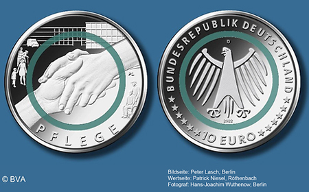 Die 10-Euro-Sondermünze „Pflege“ ist ab Montag, 16. Mai, in allen Geschäftsstellen der Sparkasse am Niederrhein zu haben.
