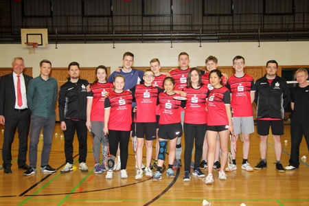 Sparkassenvorstand Bernd Zibell (l.) besuchte mit Abteilungsleiter Martin Herbst (daneben) ein Training der Badminton-Jugendmannschaft der SG Neukirchen-Vluyn. Die Trainer Dàvid Paschmann (3. v.l.) und Jonathan Brammen (2. v.r.) sowie die Spielerinnen und Spieler freuen sich über die neuen Trikots.