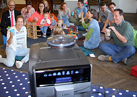 Sichtlich gute Laune hatten Alexa Brohl (2.v.l) mit der Eltern-Kind-Gruppe beim Kaffee aus der neuen Maschine, mit dabei Gemeindepfarrer Christoph Helbig (ganz rechts) und Dirk Lemm von der Sparkasse (ganz links).  