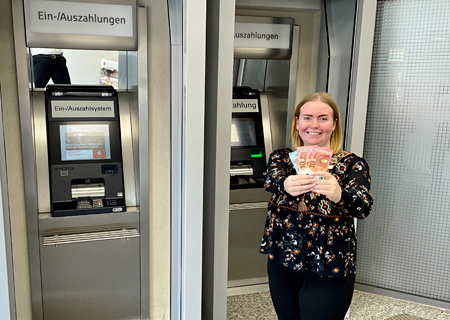 Kundenberaterin Bettina Spooner im neuen SB-Foyer der Sparkasse an der Bahnhofstraße in Kapellen.