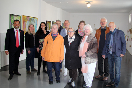 „Spurensuche“ heißt eine Werkschau ehemaliger Beuys-Schüler, die vom 7. Mai bis zum 4. Juni im Seewerk Moers-Kapellen und auf der Kulturinsel Nepix Kull alte und neue Arbeiten präsentiert. Sparkassenchef Giovanni Malaponti (v.l.n.r.), Angelika Petri vom Seewerk und Eva Marxen vom Kulturbüro hatten zum Pressegespräch mit Sigrid Redhardt, Michael Beckers, Emil Schult, Brigitte Dümling, Ingrid Schreiber-Schatz, Juliane Talkenberg, Jürgen Holitschke und Stefan Kaiser eingeladen.