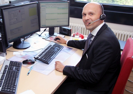 Patrick Becker, Leiter des Medialen Vertriebs der Sparkasse am Niederrhein, warnt vor Betrugsmaschen, bei denen sich Kriminelle am Telefon als Sparkassenmitarbeiter ausgeben.