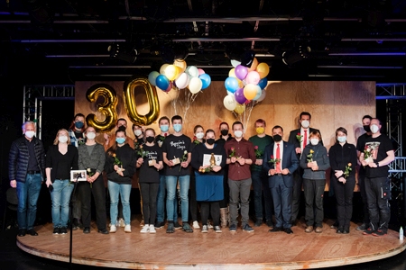 Festliche Theaterpreis-Verleihung zum Abschluss der 30. Penguin’s Days im Schlosstheater. Das Gruppenbild zeigt die Festivalorganisatorinnen, die jugendlichen Juroren und Vertreter der Sparkasse mit der Preisträgerin Pia Katharina Jendreizik (Mitte). Die taube Schauspielerin erhielt von Giovanni Malaponti einen goldenen Pinguin und den mit 500 Euro dotierten Sonderpreis. Der 1.000-Euro-Hauptpreis ging an das Theater der Stadt Aalen für „Das Heimatkleid“.