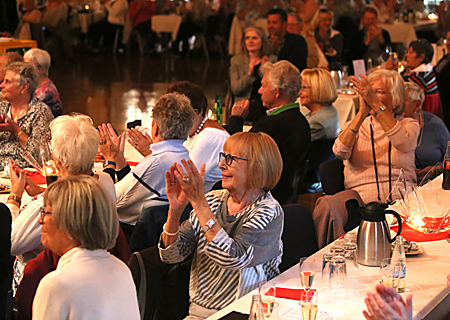 Rund 200 Gäste erlebten beim Sparkassen-Seniorenherbstfest im Kulturzentrum Rheinkamp drei muntere Stunden mit einer tollen Bühnenshow, Akrobatik und viel Tanz.