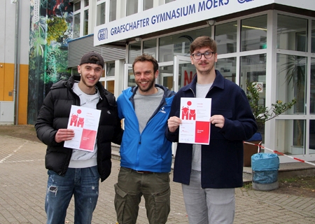 Marcel Sermazi (l.) und Ben Kinder (r.) zeigen ihre Urkunden, die sie als Sieger beim Planspiel Börse der Sparkasse am Niederrhein ausweisen. Die 17-jährigen Schüler des Grafschafter Gymnasiums freuen sich über 500 Euro Siegerprämie. Lehrer Jens Kosrien (Mitte) betreut seit drei Jahren Schülerinnen und Schüler, die beim größten Börsenlernspiel Europas mitmachen wollen.