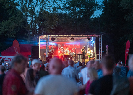 Beim zwölften Sparkassen Summer Soul im Freizeitpark in Kapellen tanzten die Gäste bis spät in die Nacht.