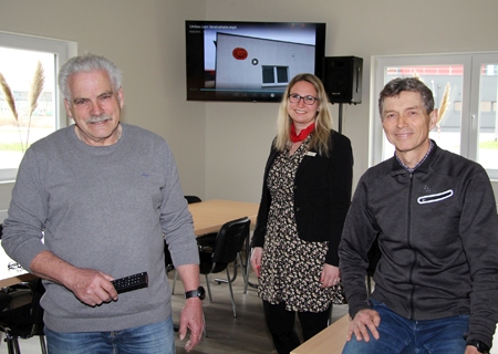 Das neue Vereinsheim der LG Alpen verfügt jetzt über eine moderne TV-Anlage. Beim Besuch von Geschäftsstellenleiterin Kathrin Hüsch bedankten sich der Vereinsvorsitzende Günter Bachmann (r.) und Sportwart Wilhelm Schmitz (l.) für die 1.000-Euro-Spende der Sparkasse am Niederrhein.