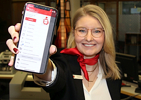 Vanessa Piasny von der Sparkasse am Niederrhein freut sich über den Testsieg der SparkassenApp.