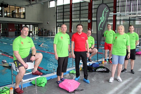 Klaus Kiekow, Stefan Florit, Dawid Sojka, Ralf Spitzbart, Dennis Krüger, Monika Huf und Kai Rosenau im Hallenbad des Sportparks Rheinkamp. Dort und in Krefeld-Bockum absolvieren 35 Schwimmerinnen und Schwimmer der SG Niederrhein ihr einwöchiges Trainingslager, das die Sparkasse am Niederrhein finanziell unterstützt.