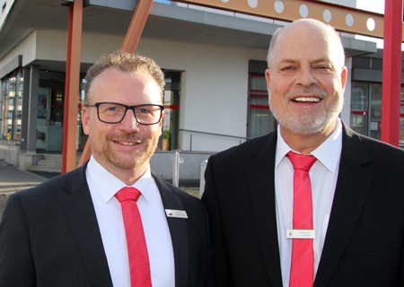 Roman Schönwald (links) übernimmt zum Beginn des Jahres von Andreas Schleyken die Leitung der Sparkassen-Geschäftsstelle in Hülsdonk.