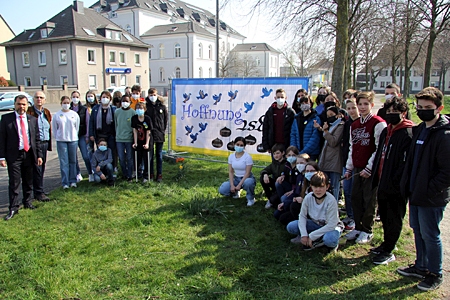 Schülerinnen und Schüler des Gymnasiums Adolfinum hängten zwei ihrer Plakate gleich gegenüber der Schule an der Wilhelm-Schroeder-Strasse auf, mit dabei: Giovanni Malaponti von der Sparkasse (ganz links) und Vereinsvorsitzender Ulrich Hecker (rechts daneben). Das dritte Plakat der Schule ist an der Ecke Krefelder Straße und Venloer Straße zu sehen. 