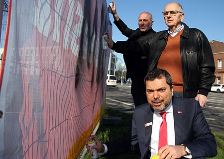 Ibrahim Yetim, Ulrich Hecker und Giovanni Malaponti (v.l.n.r.) stellten die Ukraine-Plakataktion für Schüler aus Moers und Neukirchen-Vluyn vor.  