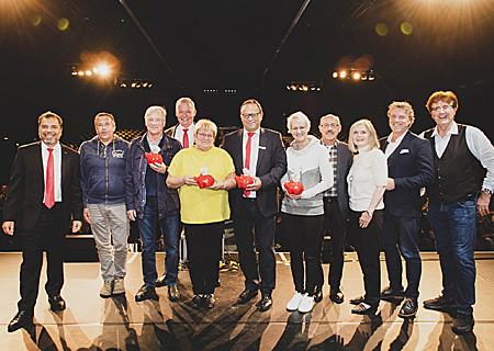 Die Verlosung von viermal 250 Euro Extra-Spenden übernahm Moderator Christoph Brüske (ganz rechts). Giovanni Malaponti (ganz links) und Claudia van Dyck (3.v.rechts) überreichten sie an (v.l.n.r.): Tobias Berndt und Klaus Philipp (Freundeskreis Bettenkamper Meer) Evi Schlayer (Schwafheimer Frauenchor), Frank-Rainer Laake (Elfenrat Blau-Weiß) sowie an Anika und Ralf van Zütphen (Grafschafter Rad- und Motorsportverein). Bürgermeister Christoph Fleischhauer (2.v.r.) und Sparkassenvorstand Bernd Zibell (4. V. links) gratulierten herzlich. 