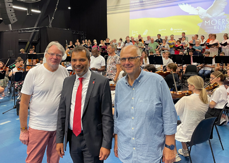 Konrad Göke, der künstlerische Leiter von „Moers klingt“, Sparkassenchef Giovanni Malaponti und Ulrich Hecker vom Trägerverein „Erinnern für die Zukunft“ während der Proben in der Enni-Eventhalle, aus der die WDR-Lokalzeit live berichtete.