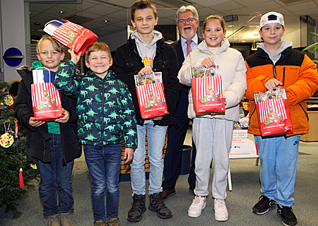 Die Gewinner des Weltspartagsrätsels in Borth erhielten von Geschäftsstellenleiter Heinz Geßmann ihre Preise.   