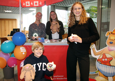 Johanna und Emil am Weltspartagsschalter der Sparkasse am Ostring. Von der Auszubildenden Vanessa Hein (links) und Kundenberaterin Vanessa Boekhorst erhielten sie je ein Geschenk.