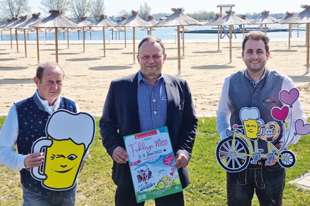 Laden herzlich zur 1. Xantener Frühlings-Wiesn am 3. und 4. Juni auf der Veranstaltungswiese im Naturbad Xantener Südsee ein: Wiesn-Wirt Wilfried Meyer (v.l.n.r.), Sparkassenvorstand Frank-Rainer Laake und Veranstalter Ludwig Ingenlath. Tickets unter fruehlingswiesn-xanten.de.