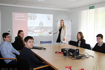 Die junge Kundenberaterin Lena Kempken informiert die Neuntklässler Alan, Niko, Tabea, Elisa und Fynn über eine Berufsausbildung und die Karriere-Aussichten bei der Sparkasse am Niederrhein. Die Schüler des Amplonius-Gymnasiums besuchten im Rahmen der Landesinitiative „Kein Abschluss ohne Anschluss“ die Sparkassen-Geschäftsstelle an der Bahnhofstraße in Rheinberg.