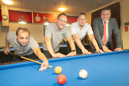 Der 5. Sparkassen-Cup des Billard- und Dartclubs „Am grünen Brett Xanten“ (GBX) wurde von Sportwart Dirk Harwardt (v.l.n.r.), Bürgermeister Thomas Görtz, Geschäftsführer Christian Schmithuisen und Ludger Wehren von der Sparkasse am Niederrhein offiziell eröffnet.