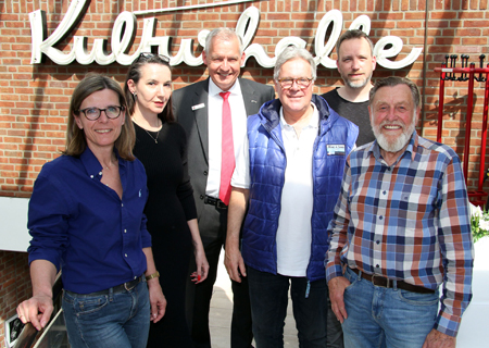 Freuen sich auf den Chorklang 2023 in der Kulturhalle in Vluyn (v.l.n.r.): Claudia Gehl, Alexandra Nolte, Sparkassenvorstand Bernd Zibell, Michael Erb, Axel Tappertzhofen, Veranstaltungsleiter  der Kulturhalle, und Kurt Best. 