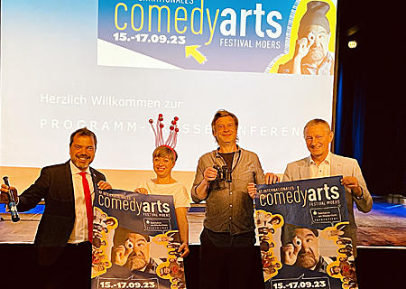 Stellten das Programm des 47. Internationalen ComedyArts Festivals vor (v.l.n.r.): Giovanni Malaponti, Vorstandsvorsitzender der Sparkasse am Niederrhein, Wenke Seidel, Carsten Weiss und Wolfgang Thoenes, Kulturdezernent der Stadt Moers.