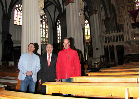 Freuen sich auf die neue Schwalbennestorgel hoch oben an der Nordseite des Mittelschiffes (v.l.n.r.): Karl Schmitz, der Vorsitzende des Orgelbauvereins am St. Viktor Dom, Stiftungsvorstand Wilhelm van gen Hassend und Dom-Organist Matthias Zangerle.