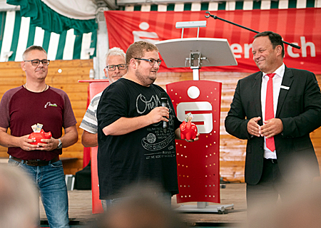 Sparkassenvorstand Frank-Rainer Laake (ganz rechts) wird auch in diesem Jahr wieder mit Ehrenamtlichen über ihre Arbeit sprechen und dreimal 250 Euro als Extra-Spenden an Vereine übergeben. 