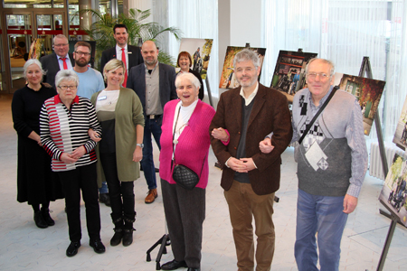 Eröffneten die Ausstellung „Früher bewegt, heute bewundert“ in der Sparkasse am Ostring (v.l.n.r.): Fotodesignerin Andrea Zmrzlak, Christa Neumann, Bewohnerin der Altenheimat, Ingo Ceda, Biker aus Dinslaken, Anke Ceda, Leiterin Sozialer Dienst Altenheimat-Vluyn, Renate Graffunder, Bewohnerin Altenheimat, Kai T. Garben, Geschäftsführer Grafschafter Diakonie, und Hans-Peter Geldermann, Bewohner der Altenheimat. 