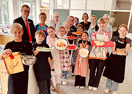 Die Fünftklässler können kommen, ihre Schulfreunde haben im Hauswirtschaftsunterricht an der Gesamtschule Niederberg Frühstück für sie gemacht. Christopher Großheim von der Sparkasse (links) brachte die passenden Lunchtüten dazu.  