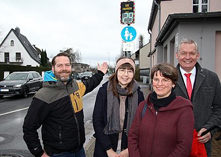 V.l.n.r.: Jan Laakmann, Davina Franzen (Fachdienst Straßen- und Verkehrsplanung der Stadt), Carina Göbel-Scherken (Kirchengemeinde St. Josef) und Bernd Zibell (Stiftung Niederrheinischer Bürger) nehmen das Geschwindigkeitsdisplay in Betrieb. 