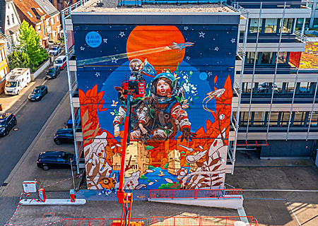 Acht Tage lang setzten die Street-Art-Künstler Jabi Corte und Malakkai die Ideen von vier Schulkassen aus Moers und Neukirchen-Vluyn an der Wand der Sparkasse um. 