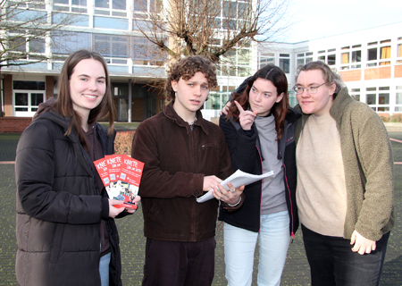 Luise Andrae (v.l.n.r.), Gustav Meyer, Julia Petermann und Hannah Eimer kurz vor dem Dreh der ersten Szenen für ihr „Knete für die Fete“-Video auf dem Schulhof des Stiftsgymnasiums in Xanten.