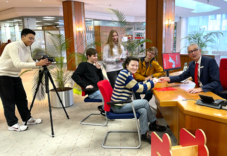 Videodreh für „Knete für die Fete“ in der Hauptstelle der Sparkasse am Niederrhein. Die Gymnasiasten Johannes Fiedler (v.l.n.r.), Nils Henneberger, Amelie Jablonski, Johanna Diemer und Nils Kaufmann mit Pressereferent Holger Schmitz, der in einer Nebenrolle als Kundenberater auftritt.