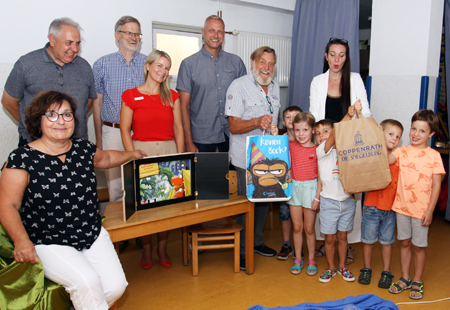 Die Maxi-Kinder der Kita Gänseblümchen können die Tüten kaum heben, so prall gefüllt mit Büchern sind sie. Die Taschen hatten Alexandra Nolte (von rechts), Kurt Best und Timo Jogsch von der Bürgerstiftung mitgebracht. Mit den Kids freuen sich Katrin Steffans von der Sparkasse sowie Hans-Wilhelm Fricke-Hein und Jürgen Meier vom Förderverein der Stadtbücherei, der auch in diesem Jahr wieder einen Lesemarathon durch alle 15 Kitas organisierte. Silvia Küppen hat es sich schon einmal auf ihrem Vorlese-Sessel bequem gemacht.