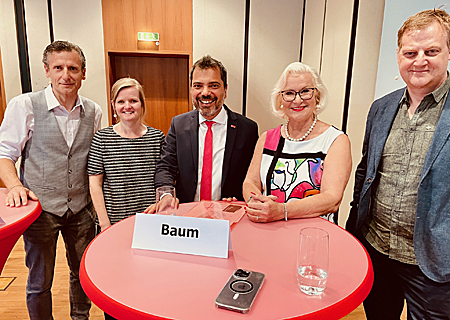 Sparkassen-Chef Giovanni Malaponti (Mitte) begrüßte den Presseclub Niederrhein und seine Gäste im Heinrich-Goldberg-Saal in Neukirchen. PCN-Vorsitzende Sigrid Baum (rechts) und PCN-Geschäftsführer Markus Helmich (ganz links) diskutierten mit Dr. Anne Krum (2.v.l.) und Jörg Schieb (ganz rechts), was sich durch KI-gesteuerte Programme im Journalismus verändern wird.