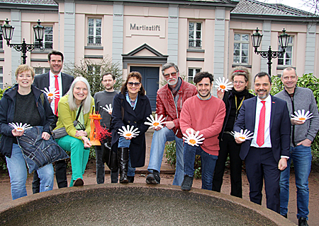 Stellren das Programm des Moerser-Kunstfrühlings vor (v.l.n.r: Katja Exner, Stefan Ertelt, Sigrid Neuwinger, Eugen Schilke, Eva Walgenbach, Harald Gayk, Santiago Gomez, Diana Finkele, Giovanni Malaponti und Georg Kresimon. 