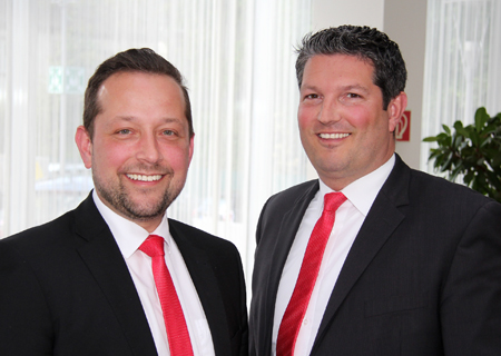 Markus Schürmann (links) übernahm die Leitung der Geschäftsstelle Repelen von Oliver Heger (rechts), der nun die größte Geschäftsstelle der Sparkasse am Ostring leitet.