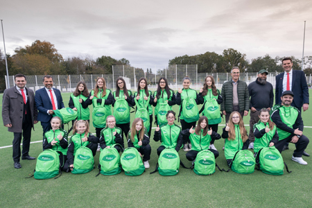 Die Fußball-Mädchen des MSV Moers finden die neuen Rucksäcke cool. Die Sparkasse sponserte 120 Stück, so viele Jugendspieler laufen aktuell für den Meerbecker Verein auf. V.l.n.r.: Geschäftsstellenleiter Dawid Sojka, Sparkassenchef Giovanni Malaponti, MSV-Vorsitzender Helmut Sandrock, Abteilungsleiter Michael Scheffler, Marketinchef Stefan Ertelt und Mark Schmitz, Trainer der C-Juniorinnen.