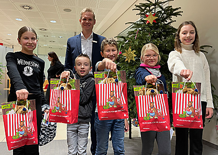 Die Gewinner des Weltspartagsrätsels in Vluyn erhielten von Geschäftsstellenleiter Björn Bremeyer ihre Preise.   