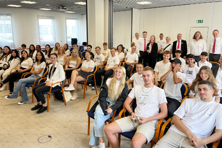 Nach dem gemeinsamen Mittagessen gab’s ein Kurzreferat über die in Israel unbekannte, duale Ausbildung. Hinten v.l.n.r.: Paul Süßer vom Partnerschaftsverein Ramla-Moers, die Sparkassen-Azubis Henrik Thiel und Vanessa Hein, Salem Hanhan, Saskia Elle von der Hermann-Runge-Gesamtschule, Personalchef Jürger Renner, Ludger Hendriks vom Mercator-Berufskolleg und Vorstandssekretär Gerhard Kaas.