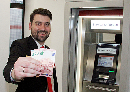 Geschäftsstellenleiter Markus Hans am neuen Ein- und Auszahlungsautomaten im neuen SB-Foyer der Sparkasse an der Hochstraße in Sonsbeck.
