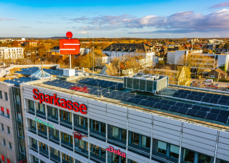Vom Dach der Sparkassen-Hauptstelle am Ostring in Moers hat man nicht nur einen guten Rundumblick in das gesamte Geschäftsgebiet bis nach Xanten. Seit kurzem produziert dort eine neue Photovoltaik-Anlage bis zu 70.000 Kilowattstunden pro Jahr.