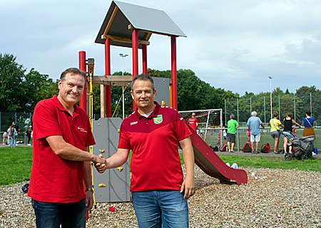 Ludger Wehren (links) und Andre Egink am neuen Spielturm des SSV Rheintreu in Lüttingen.