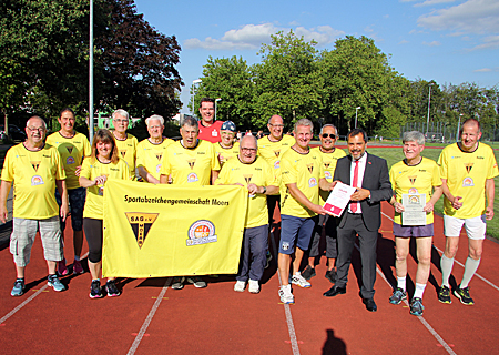 Auf dem Sportgelände des Julius-Stursberg-Gymnasiums in Neukirchen überreichte Giovanni Malaponti die Urkunde an die ehrenamtlichen Prüfer der SAG Moers.  