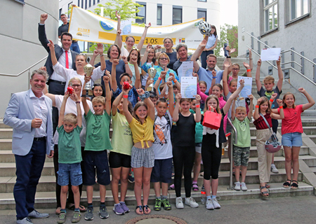 Siegerehrung für die erfolgreichsten Schülerinnen und Schüler beim Moerser Stadtradeln. Bürgermeister Fleischhauer (1. v. l.), Stefan Ertelt von der Sparkasse am Niederrhein (darüber) sowie Vertreter weiterer Sponsoren und Mitarbeiter der Stadtverwaltung gratulierten herzlich. (Foto: pst)