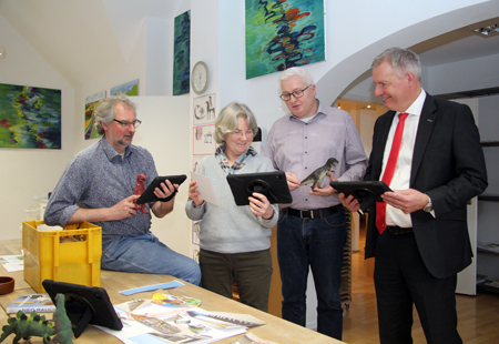 Gerrit Klein (v.l.n.r.) und Gabriele Berndt-Bathen von der Kunstschule zeigen Markus Nacke und Bernd Zibell, wie phantasievoll und kreativ ihre Schüler die vier neuen Tablets von der Sparkassen-Kulturstiftung nutzen.