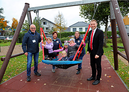 Übergabe Vogelnestschaukel in Ossenberg