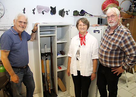 Andreas Franke (r.) und Jürgen Kotes (l.) vom Schießclub Menzelenerheide zeigen Heike Letschert von der Sparkasse am Niederrhein den neuen Waffenschrank. Der hat die Sicherheitsstufe eins und kostet rund 1.500 Euro. Die Sparkasse unterstützte mit 500 Euro.