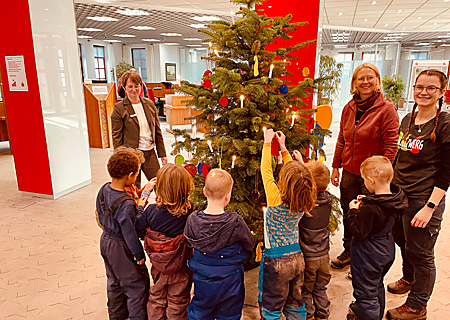 Weihnachtsbaumschmücken in der GS Alpen